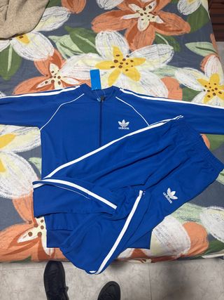 chándal Adidas azul y blanco