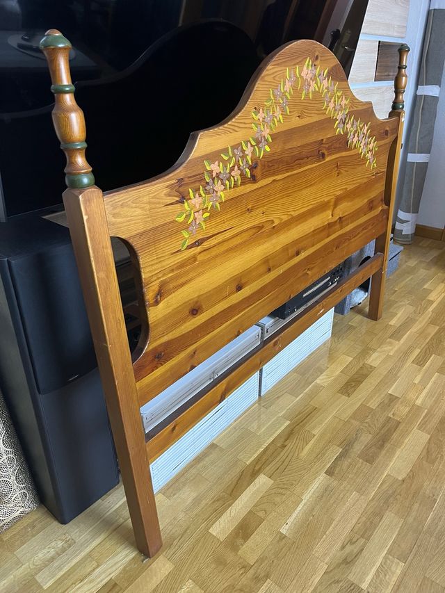 Testata in legno con fiori dipinti