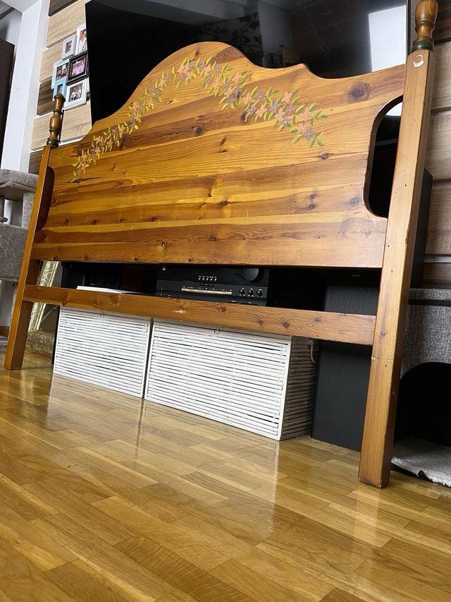 Cabecero de madeira com flores pintadas