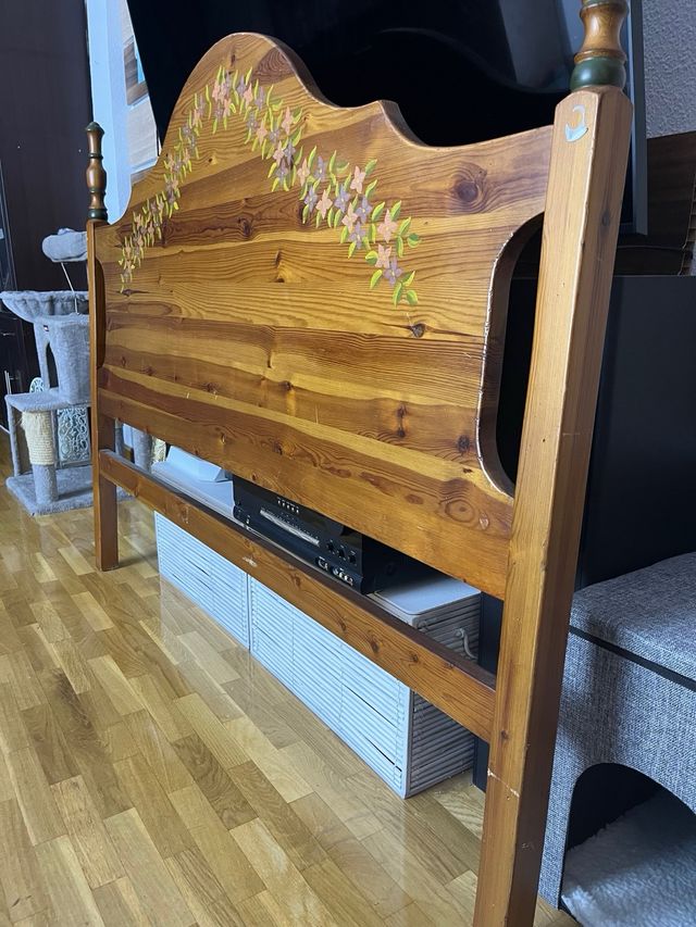 Cabecero de madeira com flores pintadas