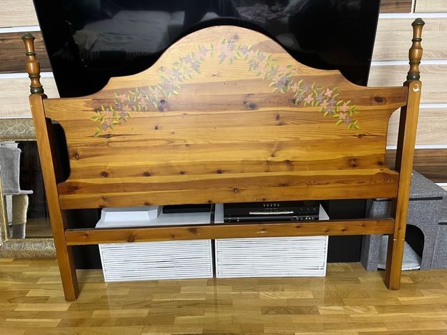 Cabecero de madeira com flores pintadas