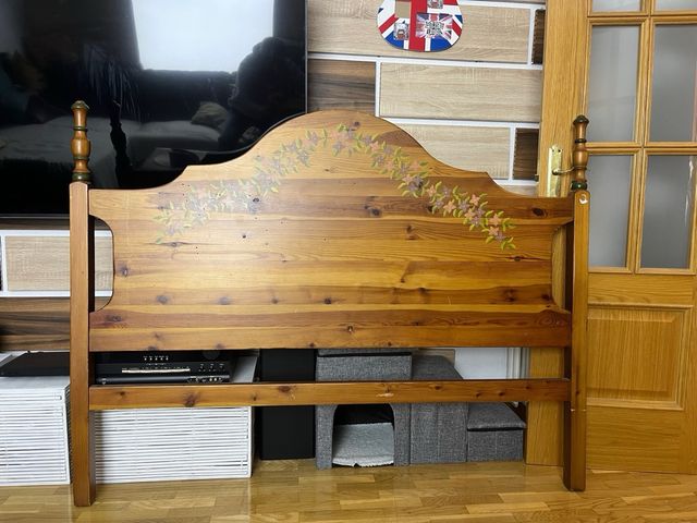 Cabecero de madeira com flores pintadas