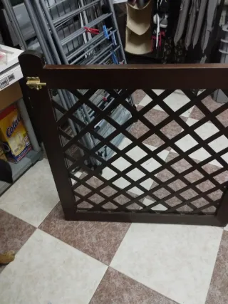 Puerta madera para escaleras.81.5x84, poste 3cm.