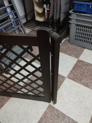 Puerta madera para escaleras.81.5x84, poste 3cm.