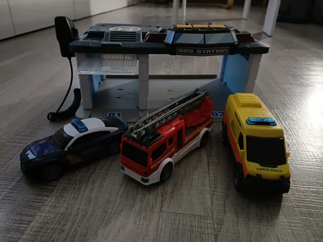 Estación de Policía y Vehículos de Emergencia