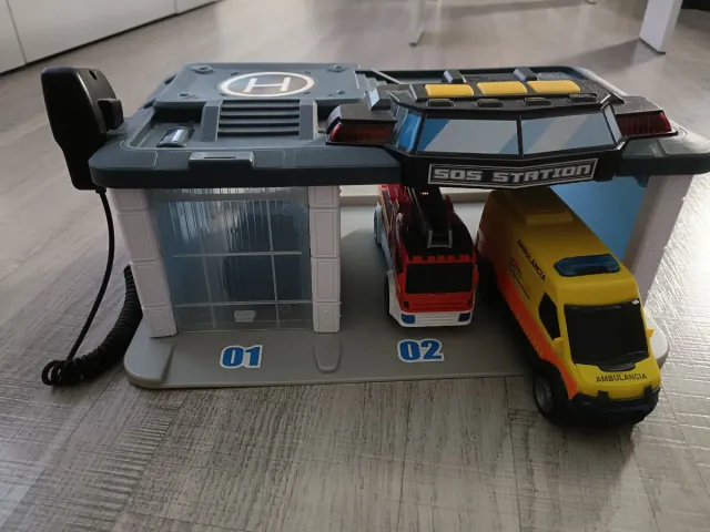 Estación de Policía y Vehículos de Emergencia