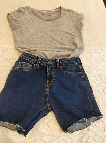 Shorts vaqueros y camiseta gris