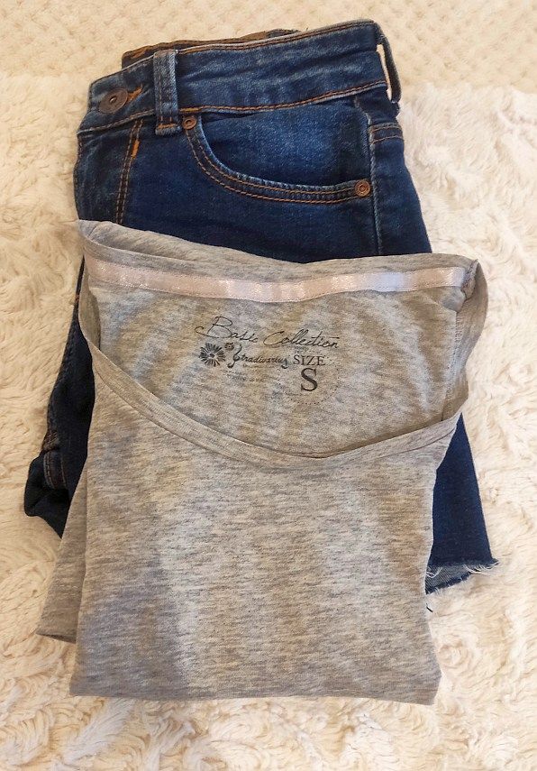 Shorts vaqueros y camiseta gris