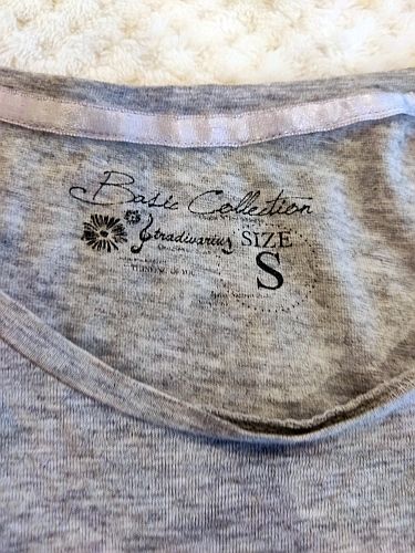 Shorts vaqueros y camiseta gris