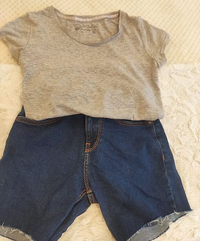 Shorts vaqueros y camiseta gris