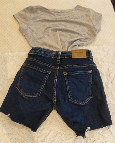 Shorts vaqueros y camiseta gris