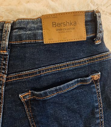 Shorts vaqueros y camiseta gris