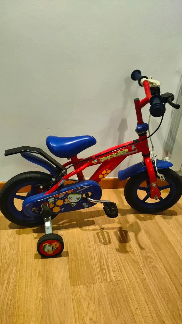 Bicicleta infantil con casco de regalo