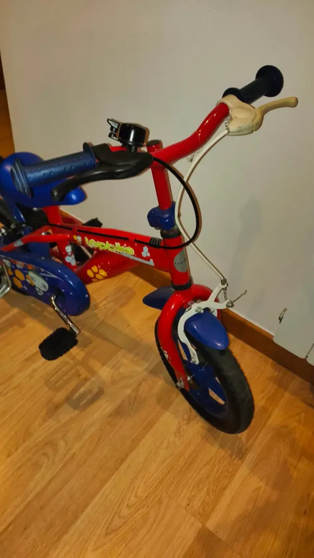 Bicicleta infantil con casco de regalo