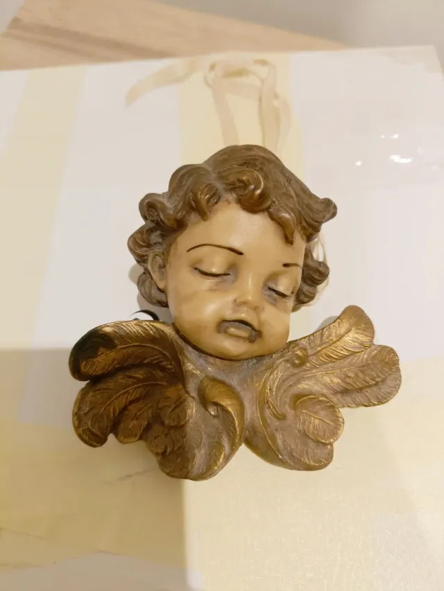 Figura de Ángel con Alas Doradas