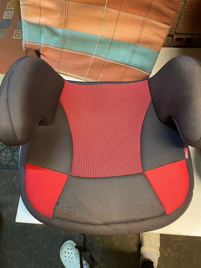 Suporte de carro preto e vermelho