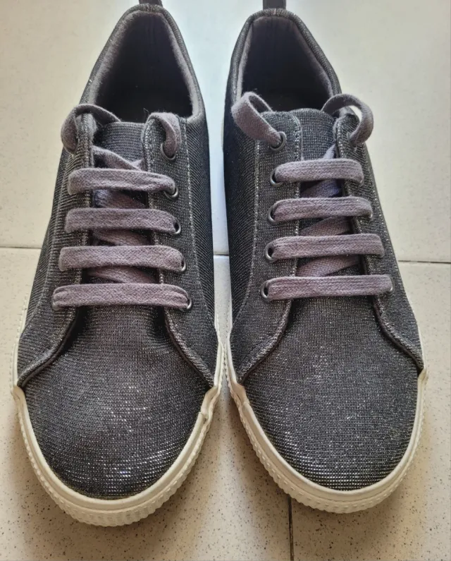 ZAPATILLAS CON BRILLOS PLATEADAS.