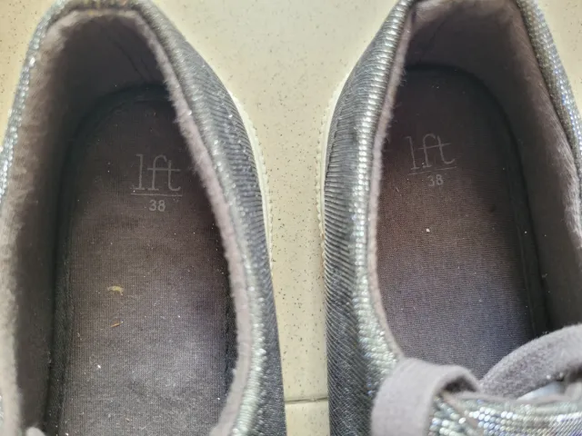 ZAPATILLAS CON BRILLOS PLATEADAS.