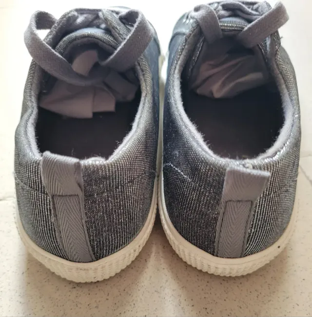 ZAPATILLAS CON BRILLOS PLATEADAS.