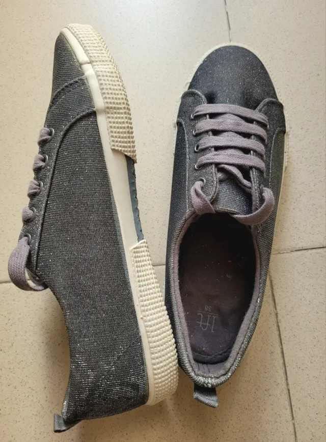 ZAPATILLAS CON BRILLOS PLATEADAS.