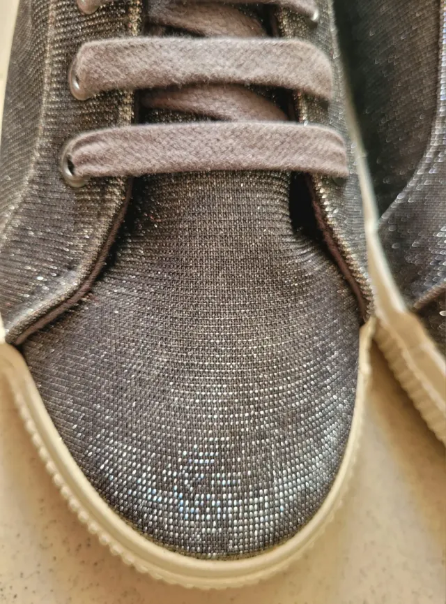 ZAPATILLAS CON BRILLOS PLATEADAS.