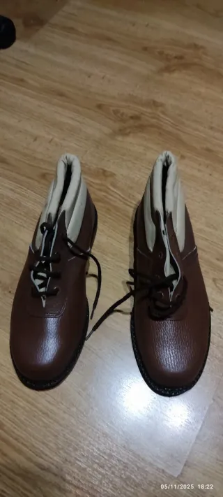 Zapatos de seguridad marrones y beige