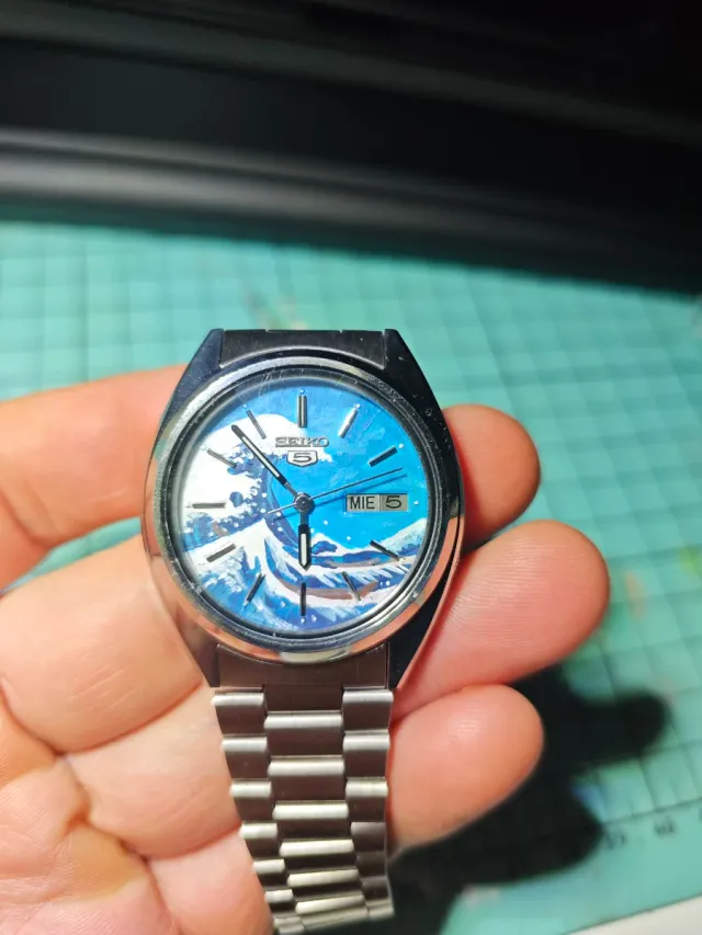 2 relojes un Seiko 5 Automático Pintado y u orient