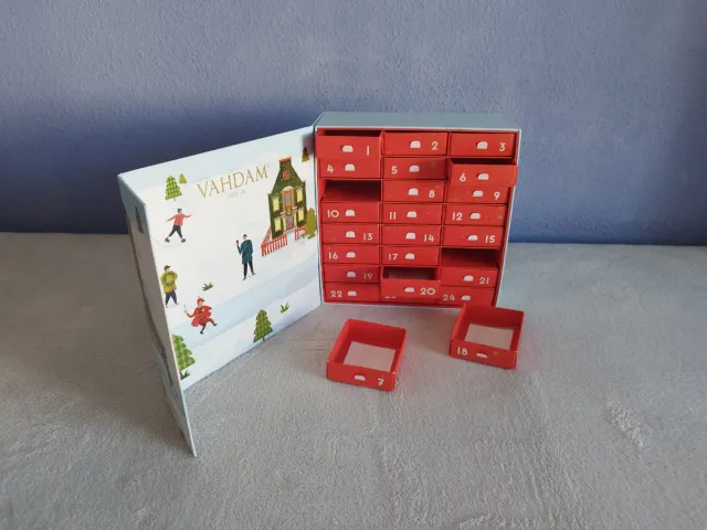 Caja de Adviento Vahdam (vacía).