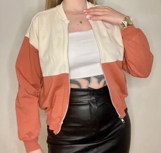 Chaqueta deportiva Zara beige y naranja