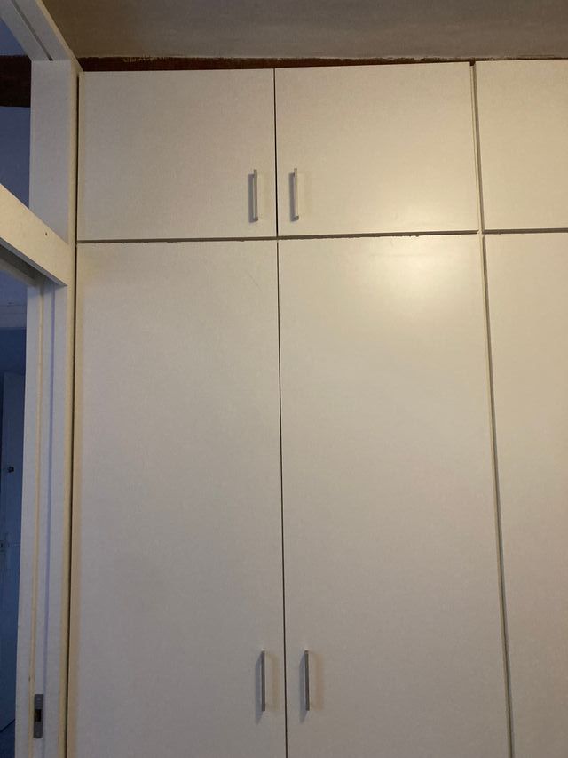 2 Armarios blancos robustas + 2 unidades encima