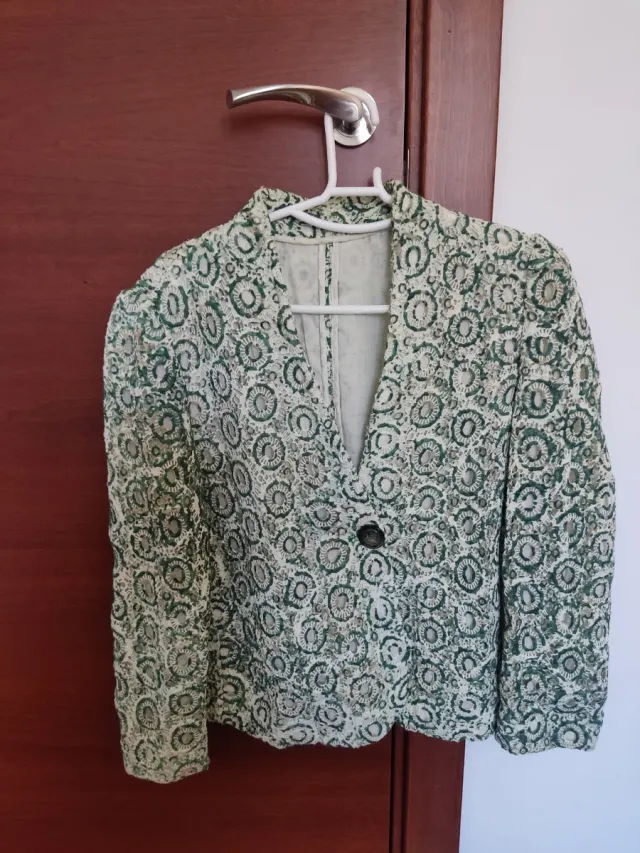 Chaqueta verde y blanca con estampado
