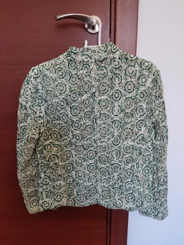 Chaqueta verde y blanca con estampado