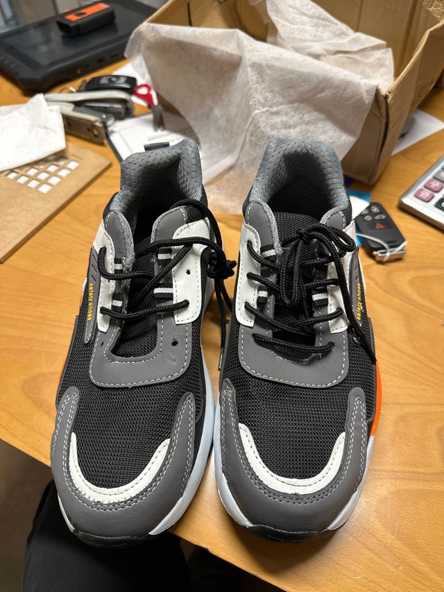 Zapatillas de seguridad negras y grises