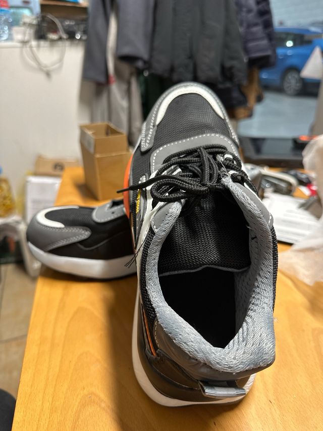 Zapatillas de seguridad negras y grises