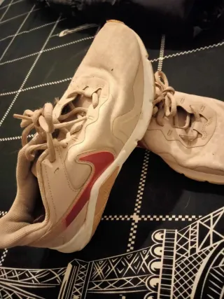 Zapatillas Nike Beige y Blancas