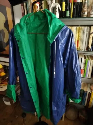 Chubasquero reversible azul y verde