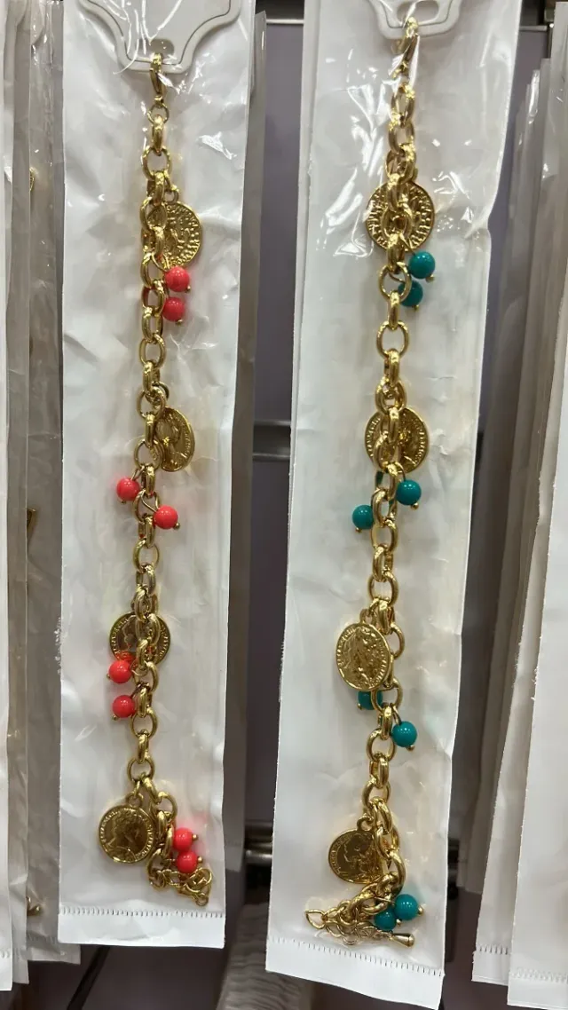 Pulseras doradas con monedas y cuentas