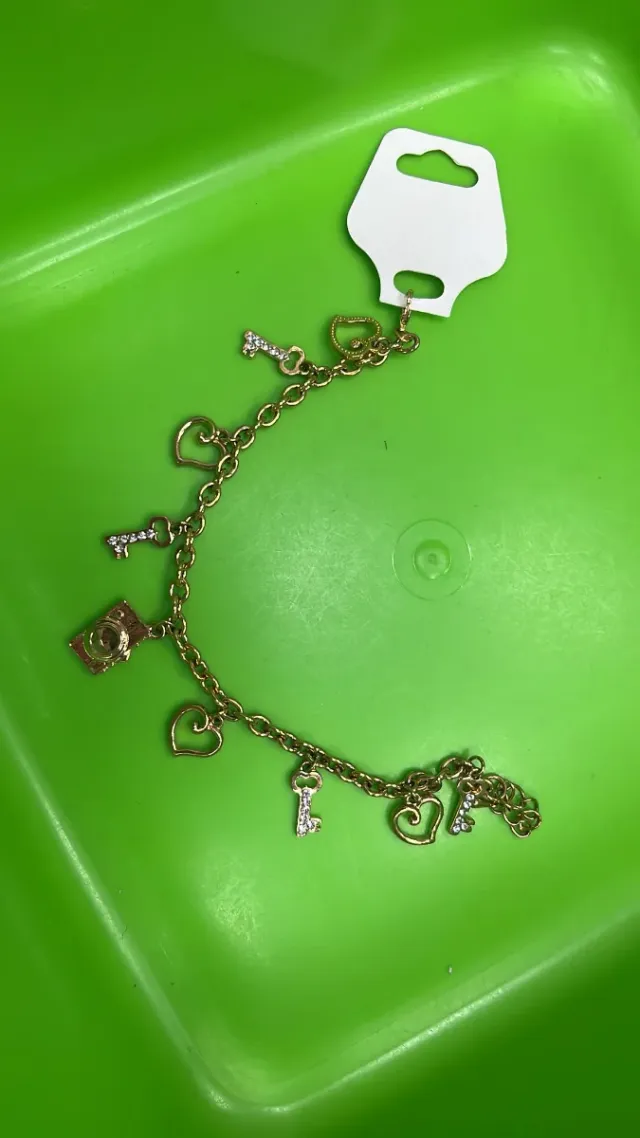 Pulseras doradas con monedas y cuentas