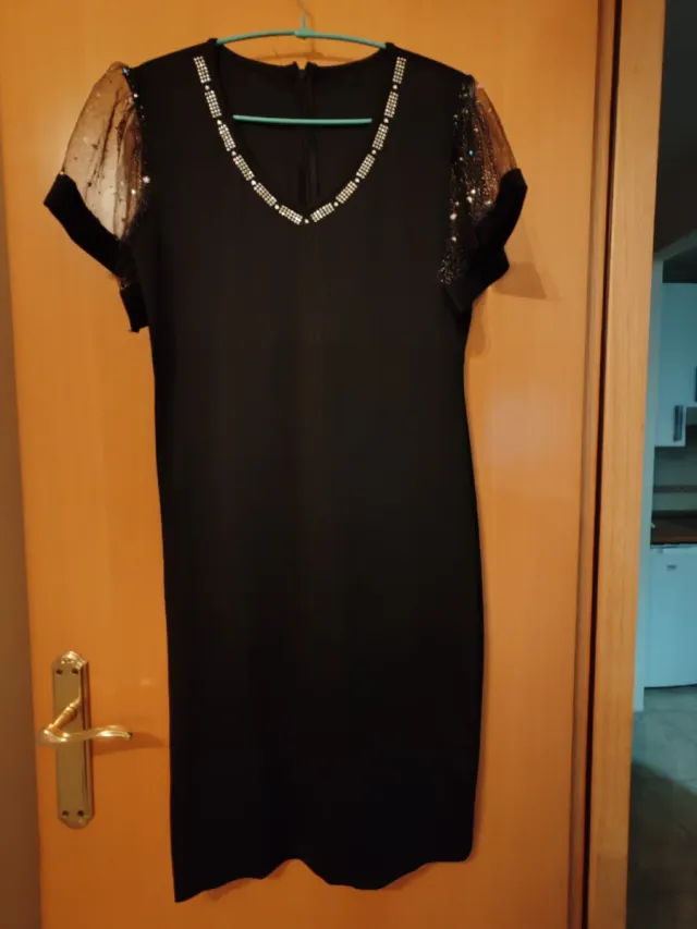 Vestido negro con pedrería y manga de tul