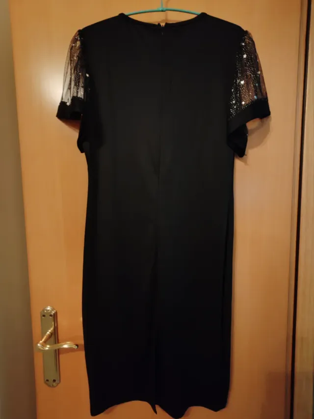 Vestido negro con pedrería y manga de tul