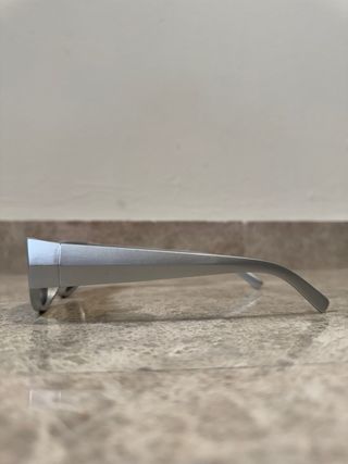 Gafas de sol plateadas.