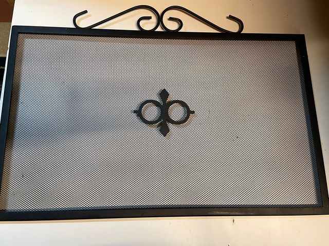 Protetor de chamas para chaminé em metal preto