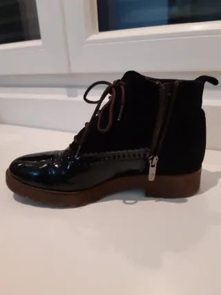 Botín ante y charol azul oscuro talla 36