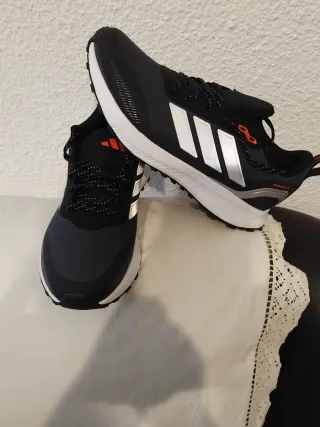 Zapatillas Adidas Negras y Naranjas