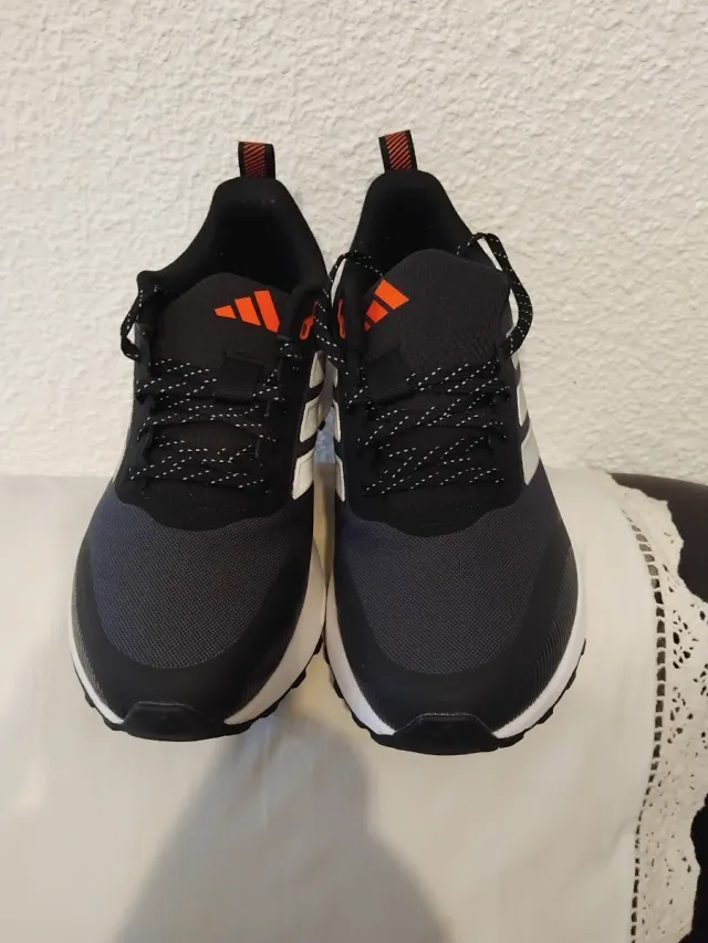 Zapatillas Adidas Negras y Naranjas