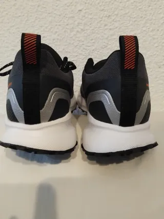 Zapatillas Adidas Negras y Naranjas