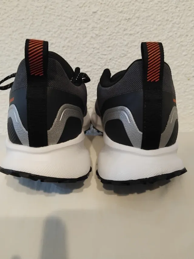 Zapatillas Adidas Negras y Naranjas