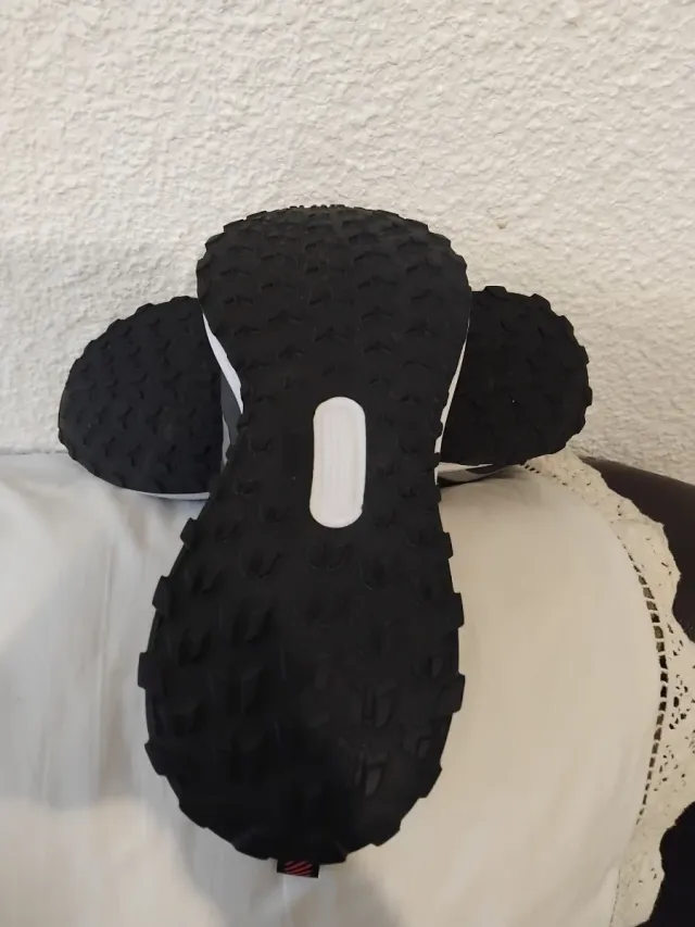 Zapatillas Adidas Negras y Naranjas