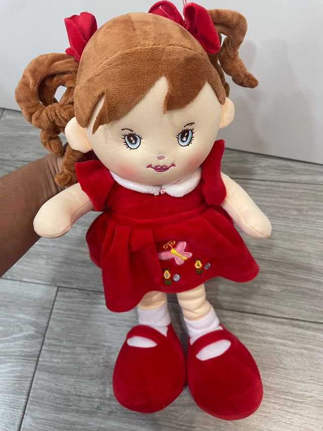 Muñeca de trapo niña vestido rojo