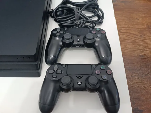 PS4 Pro 1TB Nera con 2 Controller + Giochi